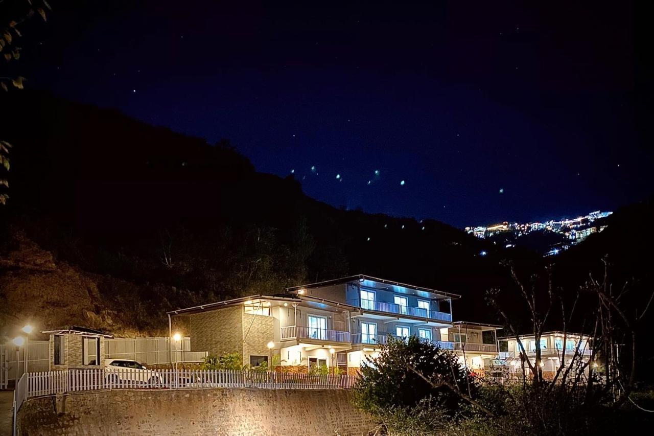 Sl Manor Hill Resort מוסורי מראה חיצוני תמונה